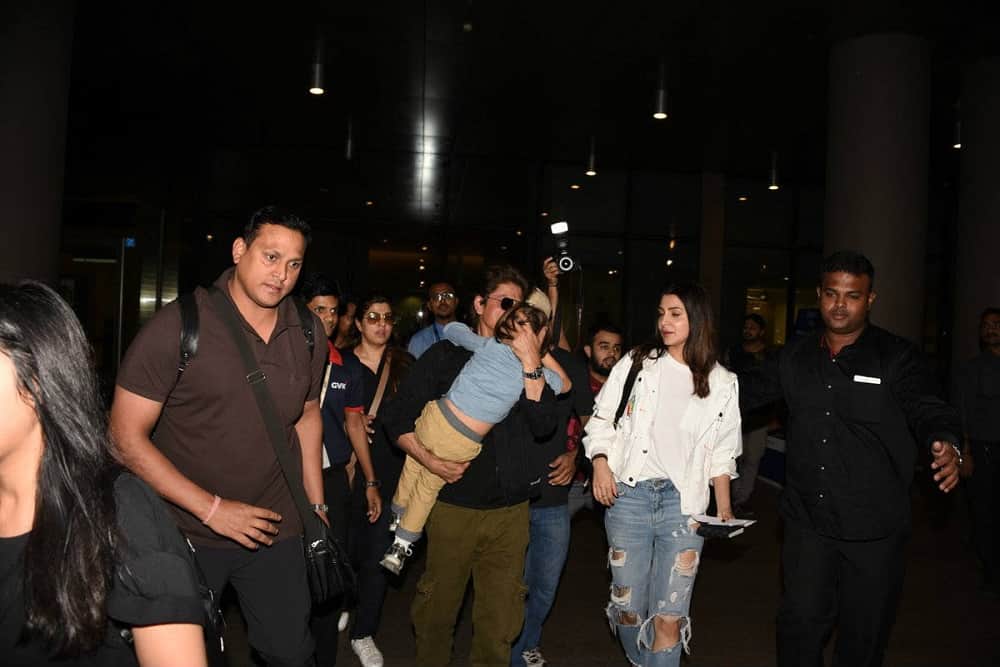 jab harry met sejal Shah Rukh Khan carries AbRam when return from Dubai with Anushka Sharma