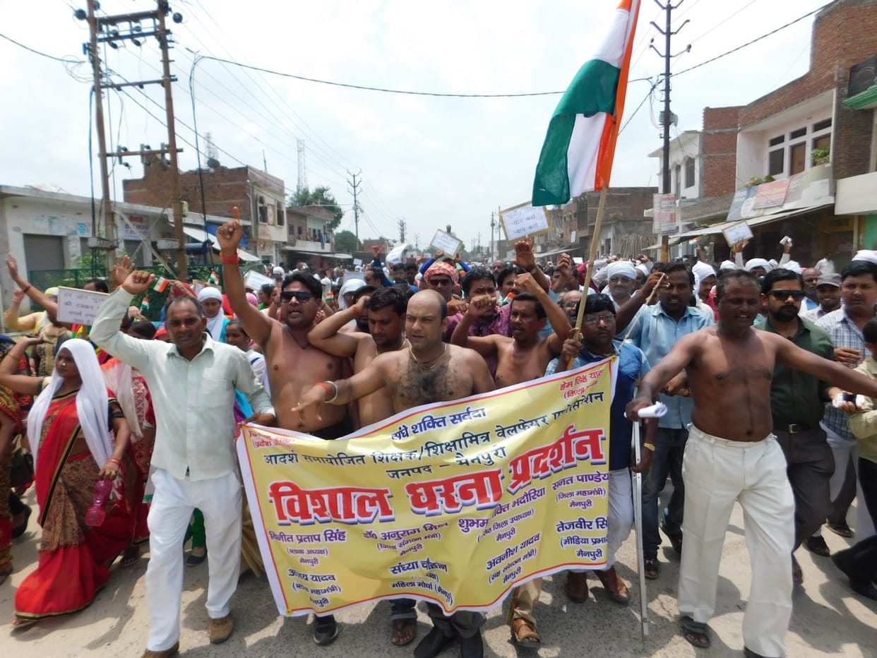 अर्द्धनग्न होकर विधायक के आवास पहुंचे शिक्षामित्र