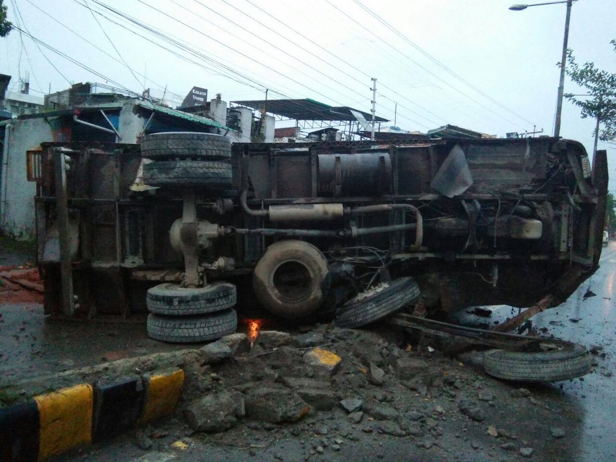 truck inverse on road at dehradun