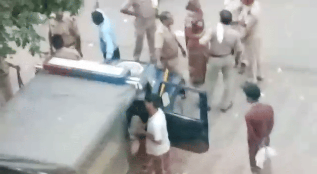 video viral in etah police taking bribe