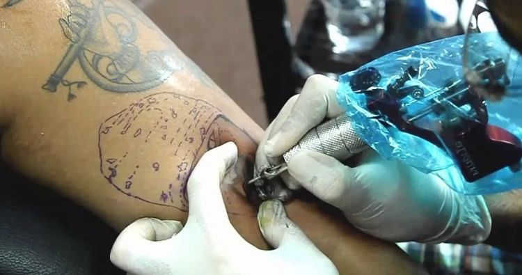 Tattoo Health Risks:कहीं फैशन का चक्कर हो न जाए जानलेवा? ब्लड इंफेक्शन से  लेकर कैंसर तक का हो सकता है खतरा - Going For Tattoos, Understand Risks And  Precautions In Hindi -