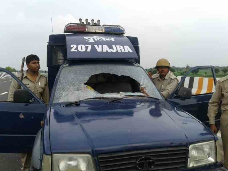 police beaten in firozabad after four death on agra lucknow expressway