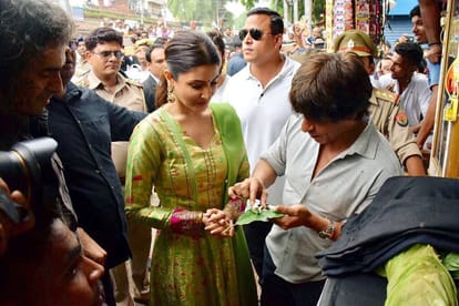 sharukh khan and anushka sharma tweet for banaras