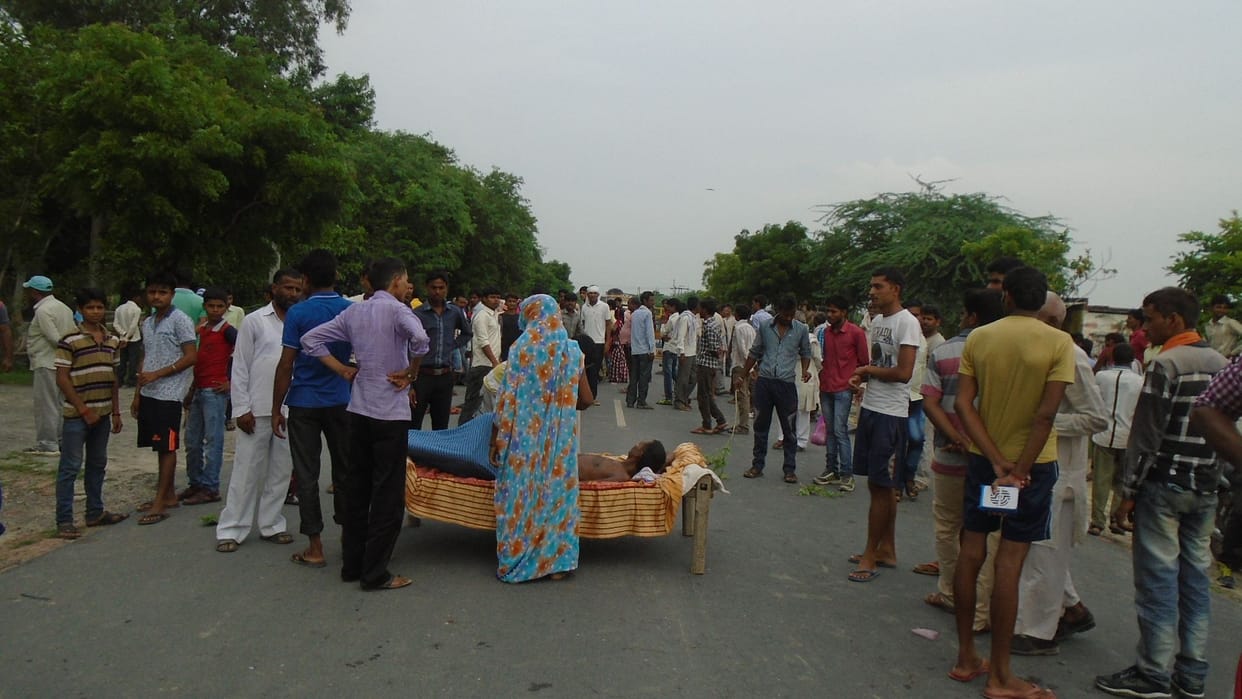 बलवाइयों ने थाने में घुसकर पीटे पुलिसकर्मी, जमकर बवाल