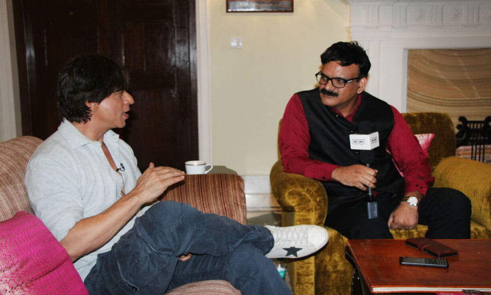 Shah Rukh Khan Anushka Sharma Promotes Jab Harry Met Sejal In Varanasi