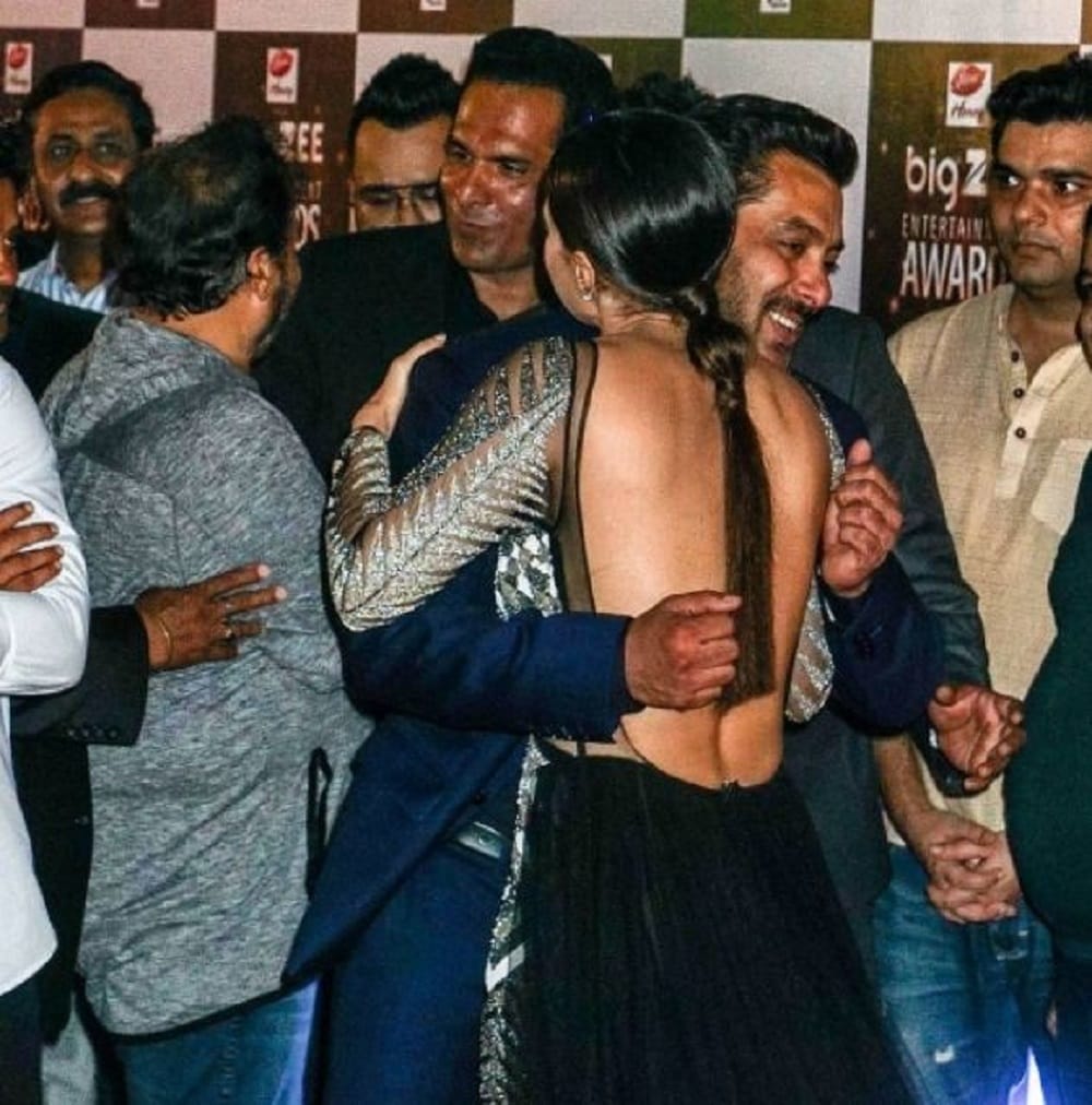 Salman Khan hugged Sana Khan and the pictures are going viral