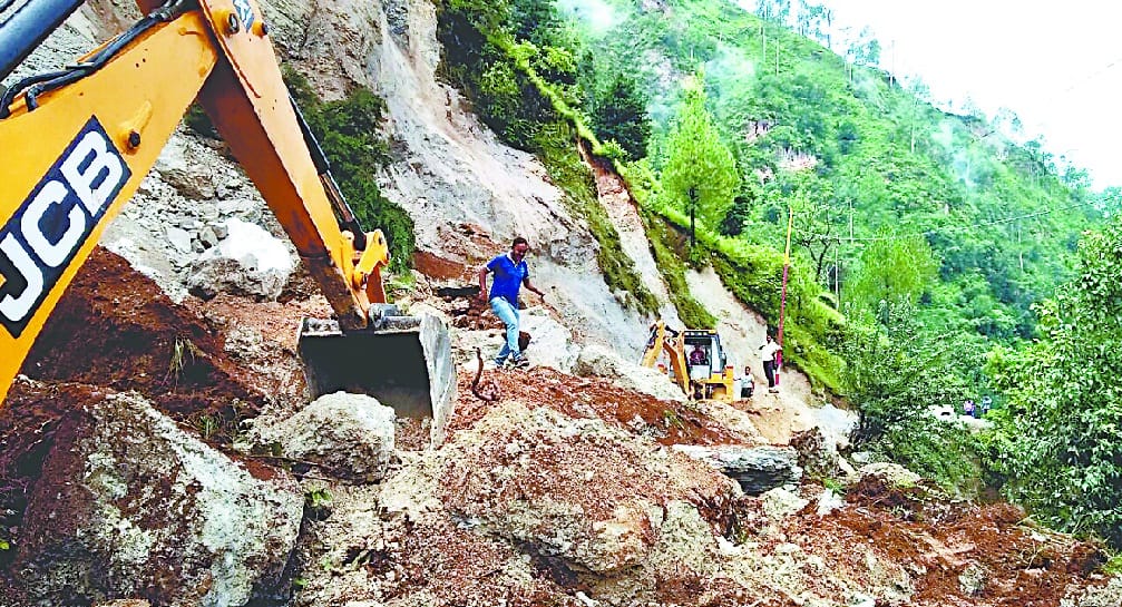 Bageshwar-Kapkot road closed for 16 hours due to fall of boulder