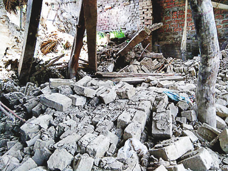 Death of husband by suppressing the closet in the rubble
