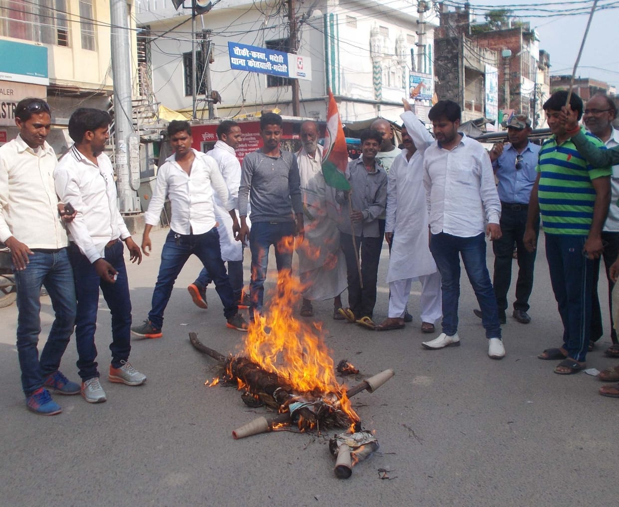 कांग्रेस कार्यकर्ताओं ने फूंका मुख्यमंत्री का पुतला