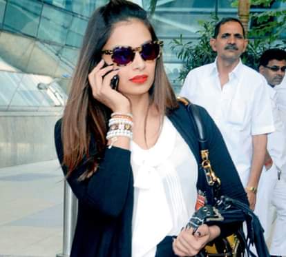 Bollywood celebrities wearing different types of sunglasses