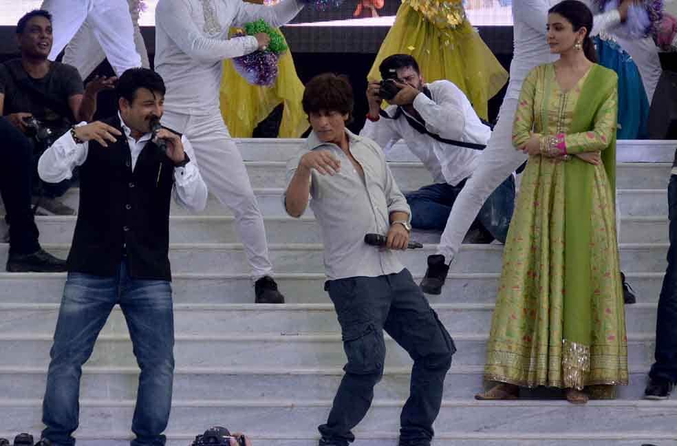 see the photos of sharukh and anushka at jab harry met sejal film promotion