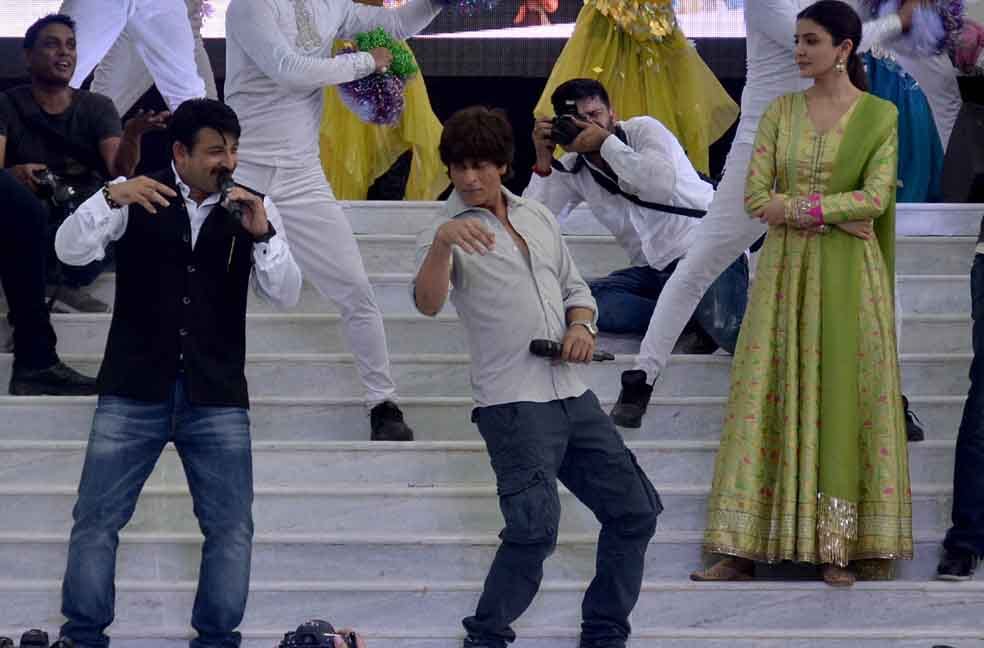 see the photos of sharukh and anushka at jab harry met sejal film promotion