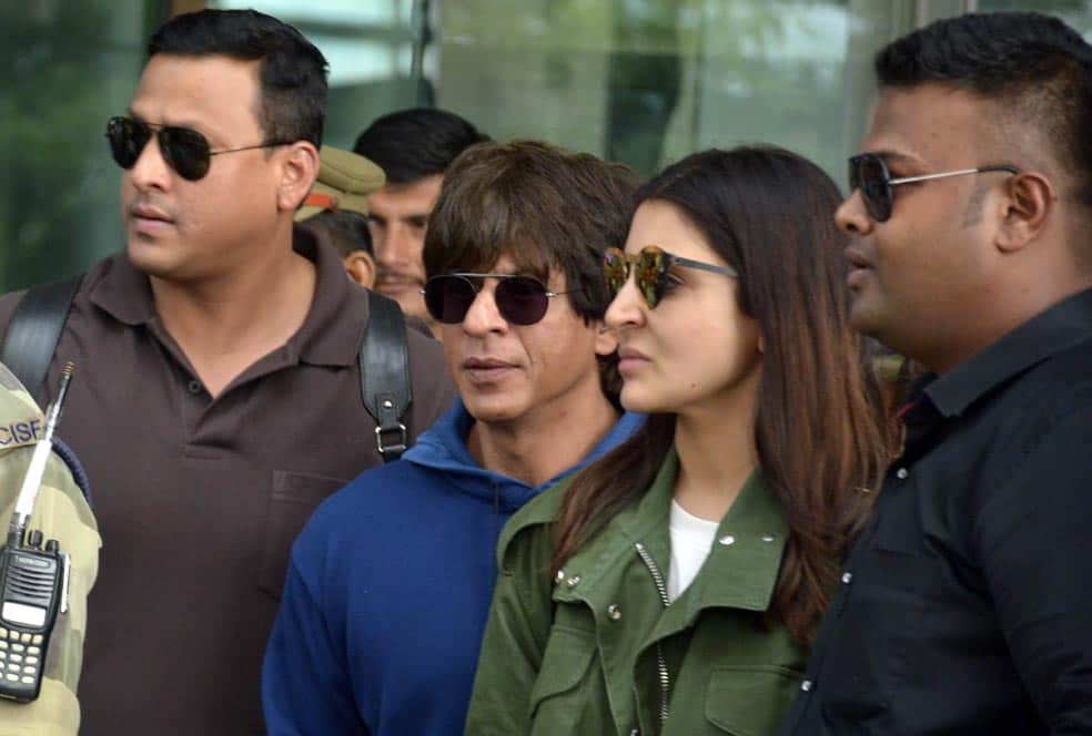 see the photos of sharukh and anushka at jab harry met sejal film promotion