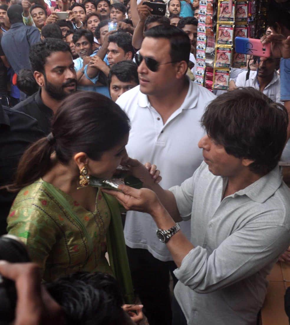 see the photos of sharukh and anushka at jab harry met sejal film promotion