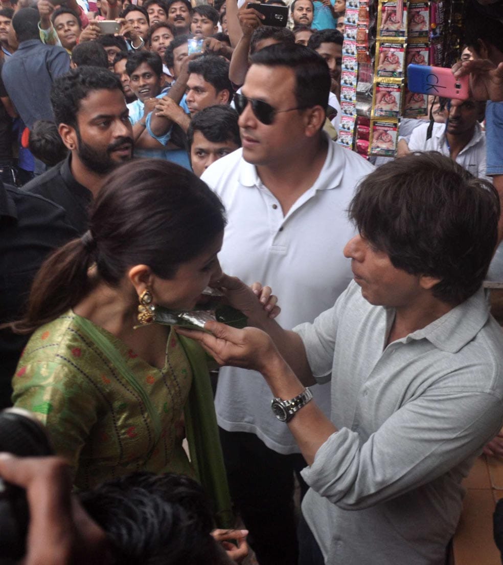 see the photos of sharukh and anushka at jab harry met sejal film promotion