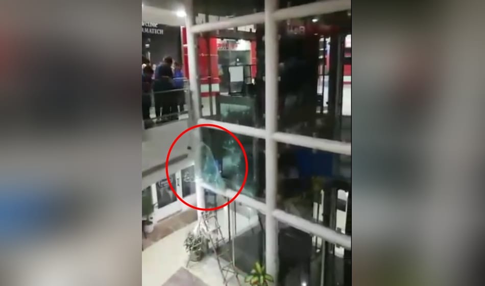 lift stopped in midnight in south point mall in gurugram, 20 trapped in it for 2 hours