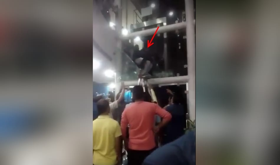 lift stopped in midnight in south point mall in gurugram, 20 trapped in it for 2 hours