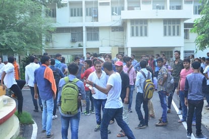  students make ruckus in lucknow university for hostel.