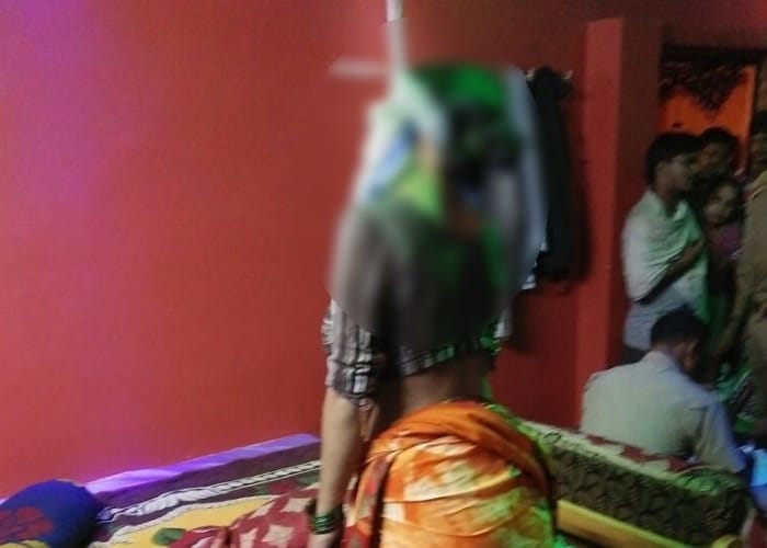 newly married woman found hanged in lucknow 