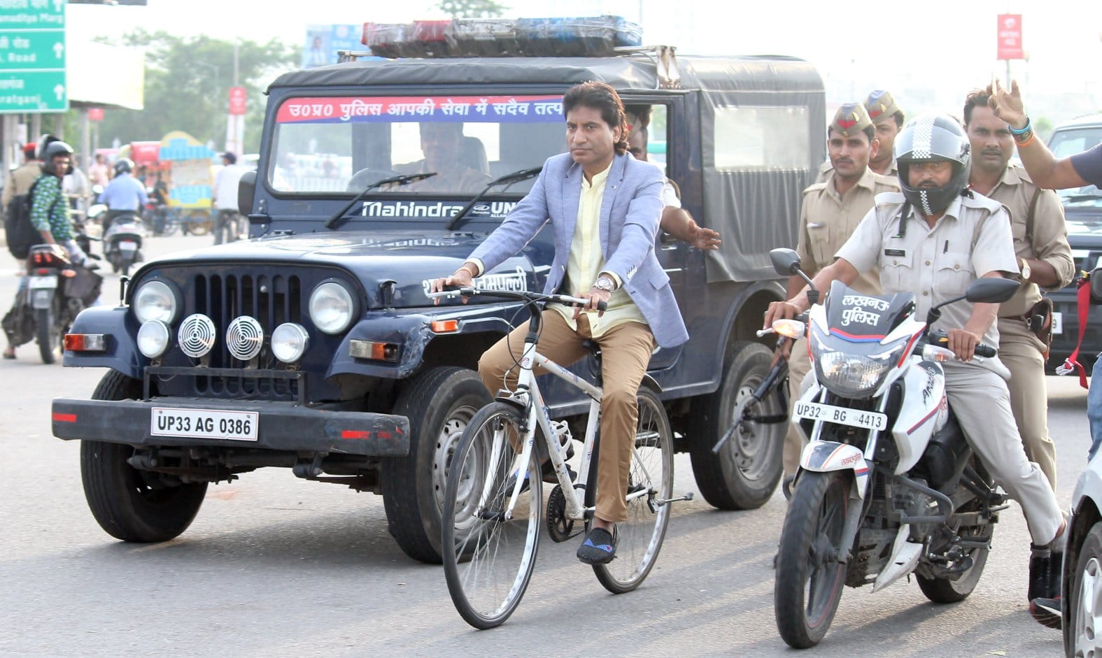 raju srivastav performs for awareness of traffice rules in Lucknow.