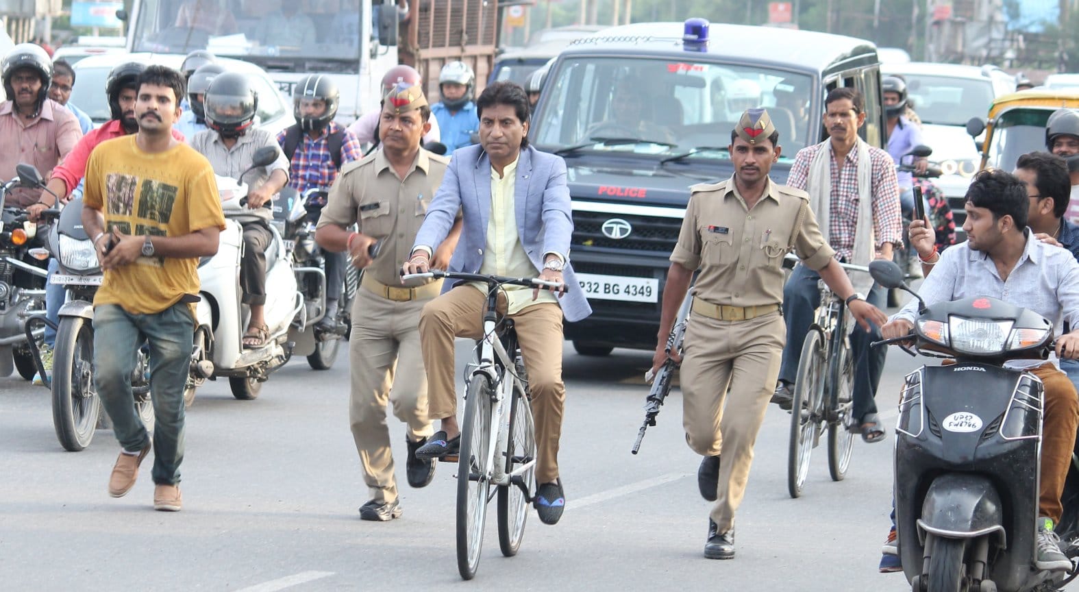 raju srivastav performs for awareness of traffice rules in Lucknow.