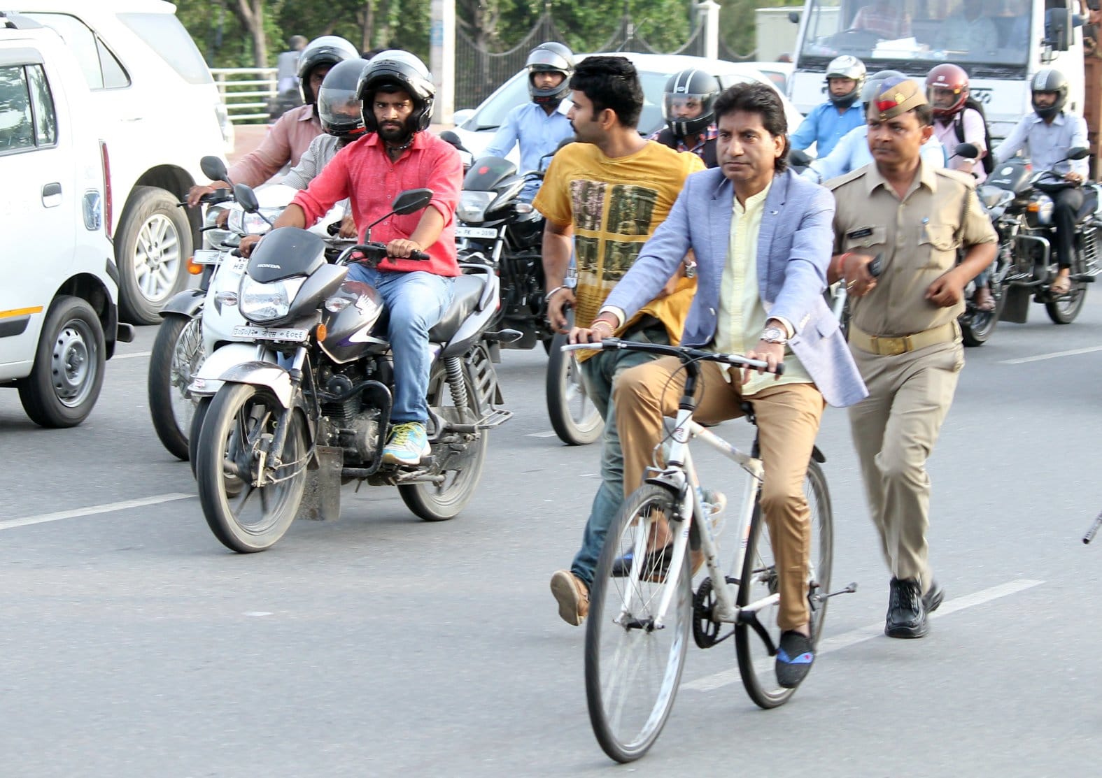 raju srivastav performs for awareness of traffice rules in Lucknow.