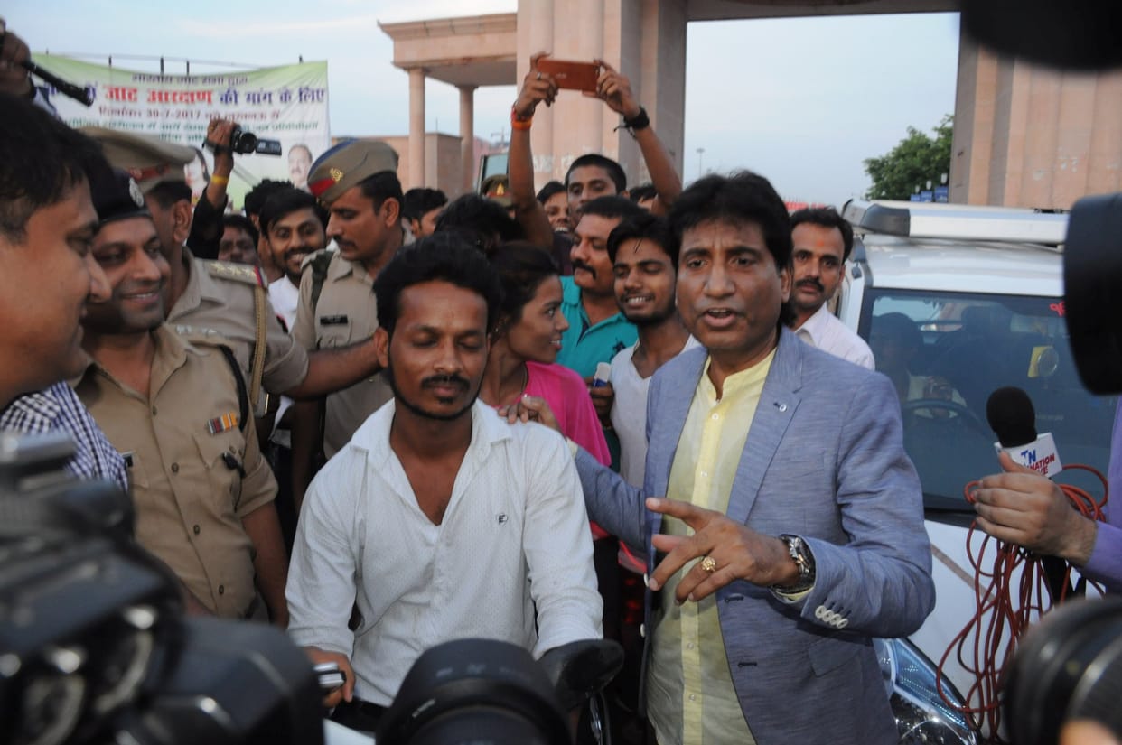 raju srivastav performs for awareness of traffice rules in Lucknow.