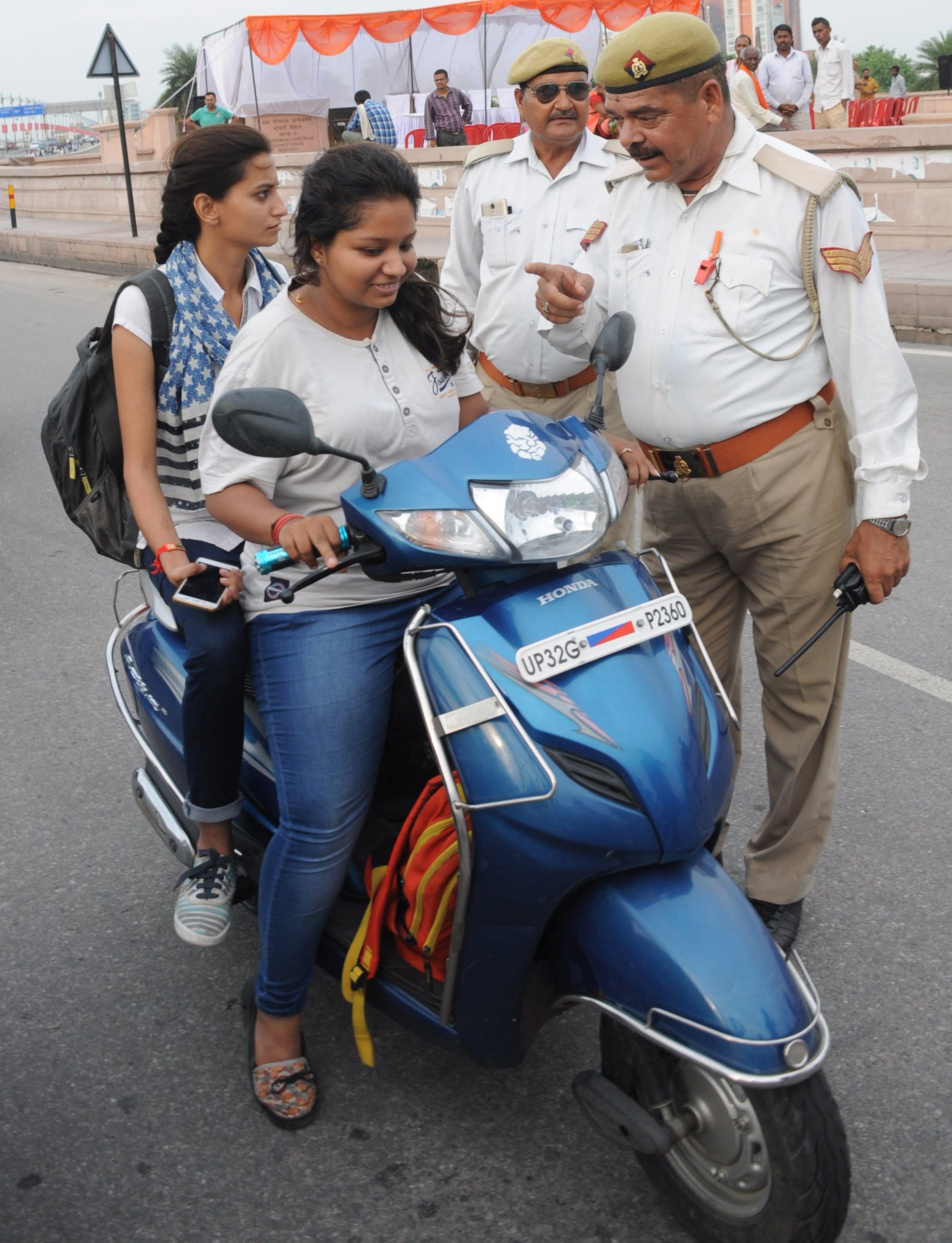 raju srivastav performs for awareness of traffice rules in Lucknow.