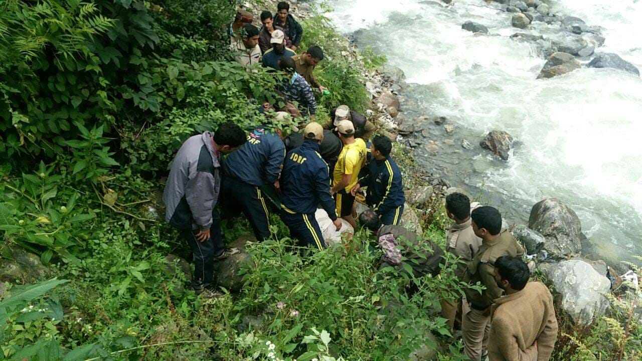woman flows in yamuna at janki chatti
