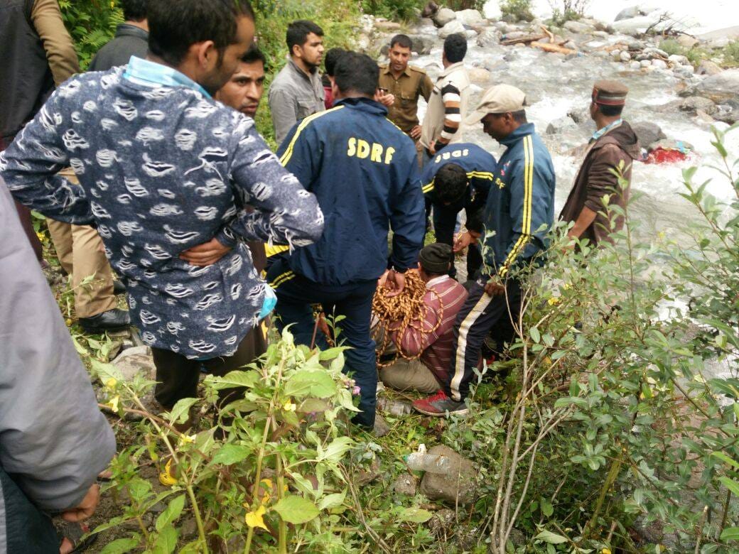 woman flows in yamuna at janki chatti