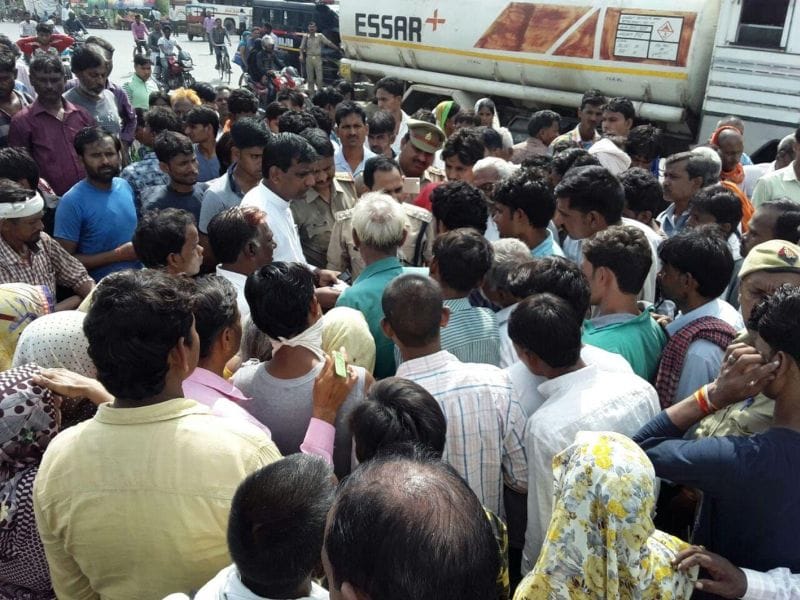 फार्मासिस्ट को पीटा फिर शव रखकर रोड कर दिया जाम