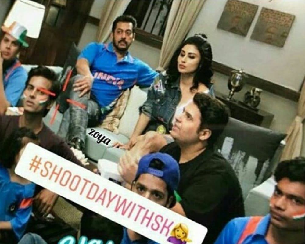 salman khan and mouni rot picture from bigg boss season 11 promo leaked 