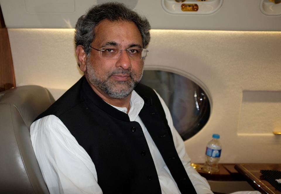 Former Pakistani PM Shahid khaqan Abbassi assualted by NAB autorities, glass thrown in his face