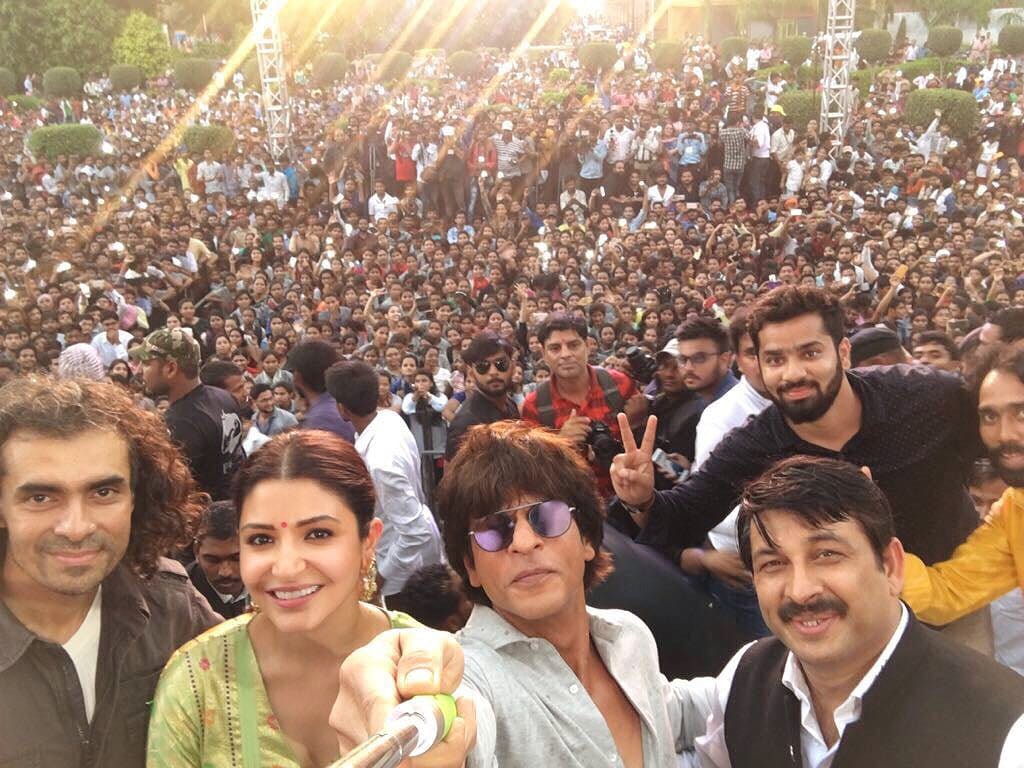 sharukh khan and anushka sharma tweet for banaras