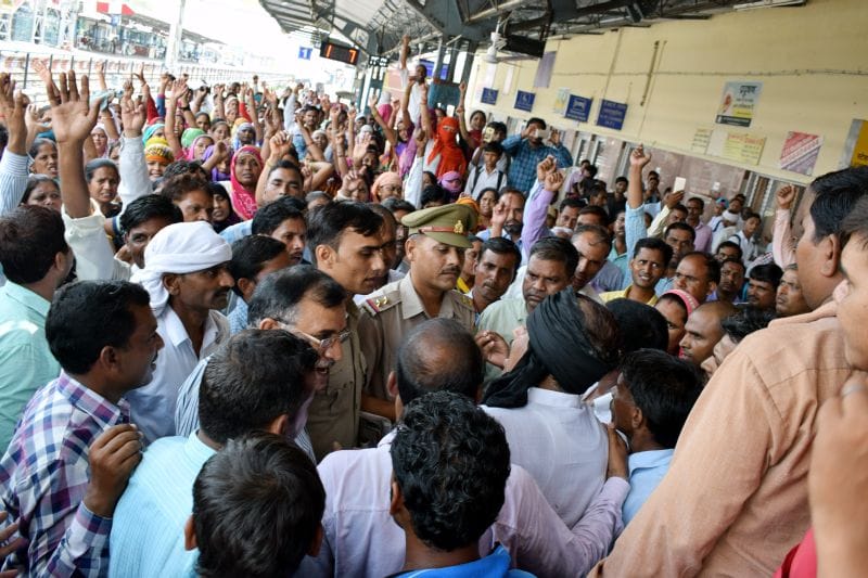 रेलवे जंक्शन पर शिक्षामित्रों ने किया प्रदर्शन