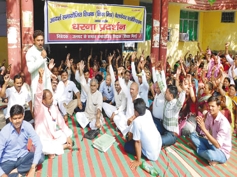 Teachers give daksha for sixth day