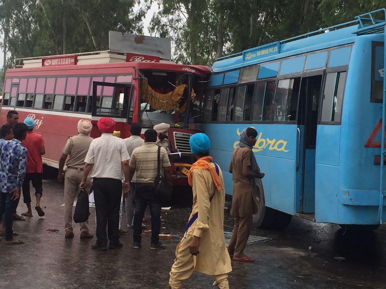 Two private bus collide in tarantaran, 4 death