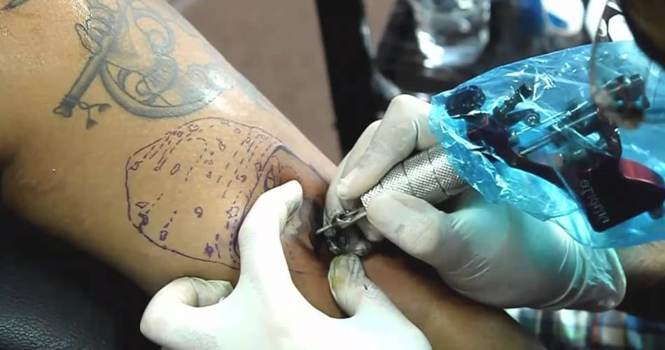 Going for Tattoos, Understand risks and precautions in hindi