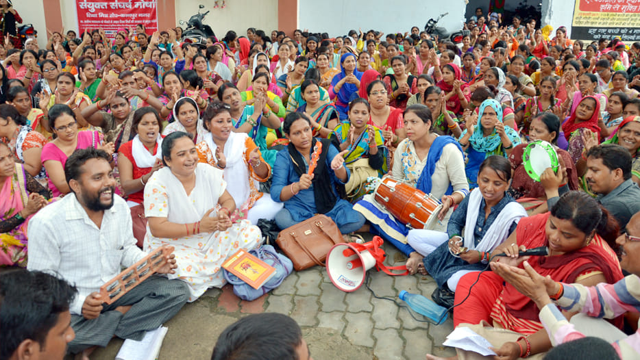 protest of teachers for job in kanpur