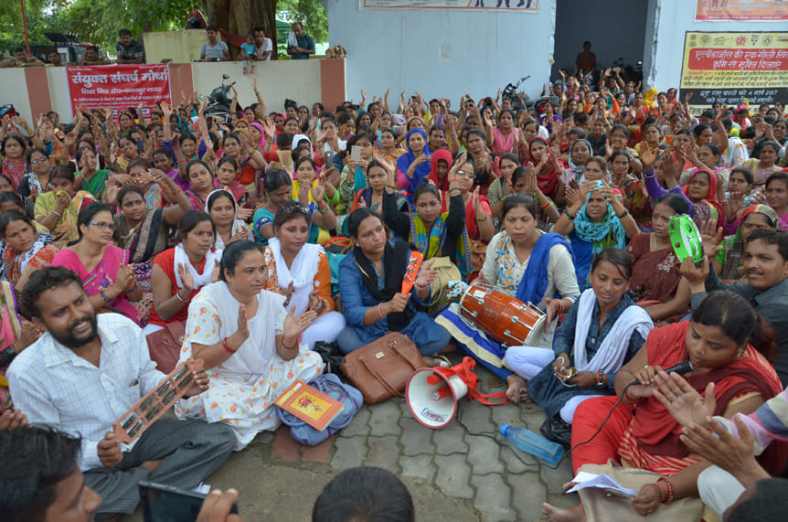 protest of teachers for job in kanpur