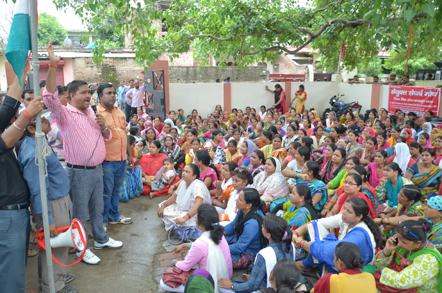 protest of teachers for job in kanpur