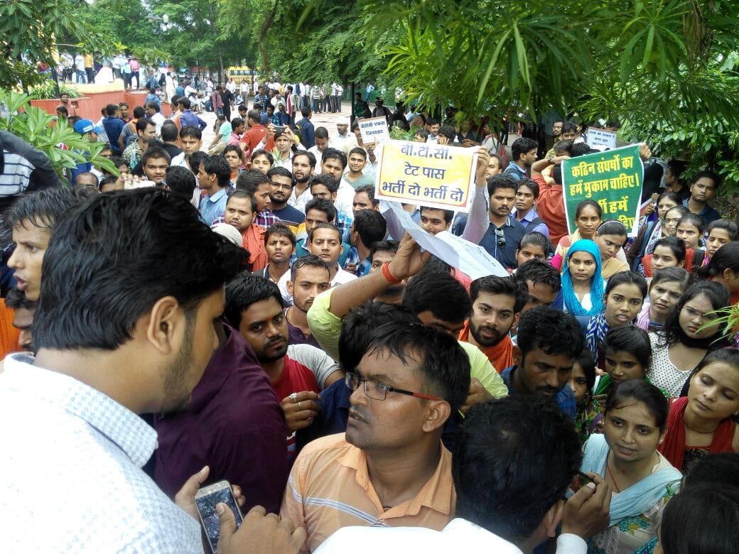 police lathi charge on b.ed tet candidates  