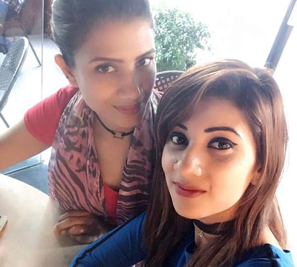 banladeshi model hanged herself during video call with her husband