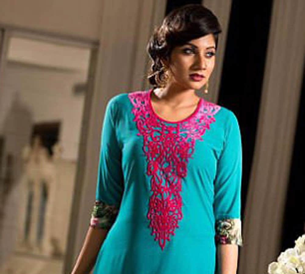 banladeshi model hanged herself during video call with her husband