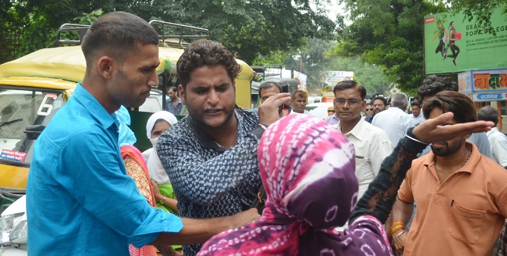 Anti Romeo team disappeared, girl students beaten by two motions