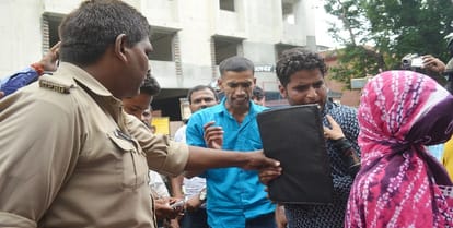 Anti Romeo team disappeared, girl students beaten by two motions