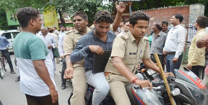 Anti Romeo team disappeared, girl students beaten by two motions