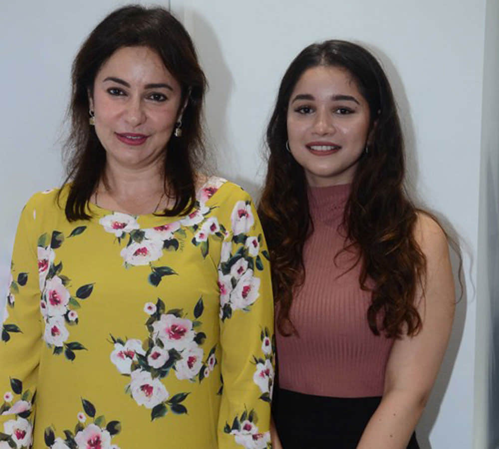 Sachin Tendulkar daughter Sara looks like a DIVA at Asha Bhosle granddaughter store launch