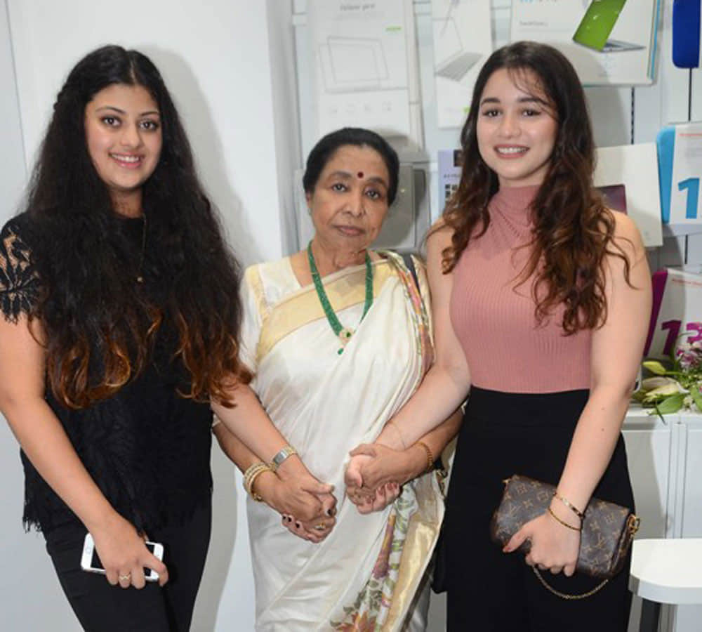 Sachin Tendulkar daughter Sara looks like a DIVA at Asha Bhosle granddaughter store launch