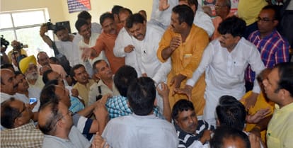 Strikes in BJP and entrepreneurs, honor ceremony turned into jung